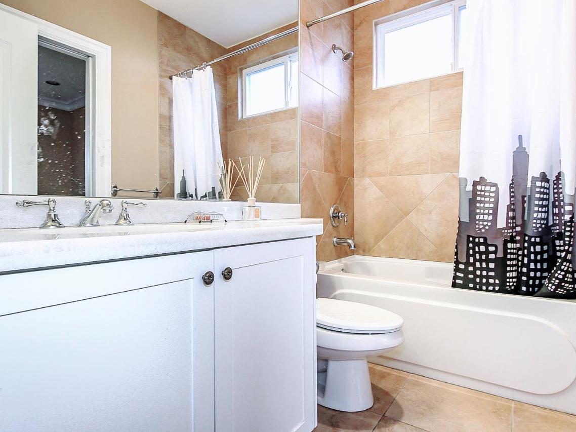 Vancouver Luxury Homestay Ричмонд Экстерьер фото